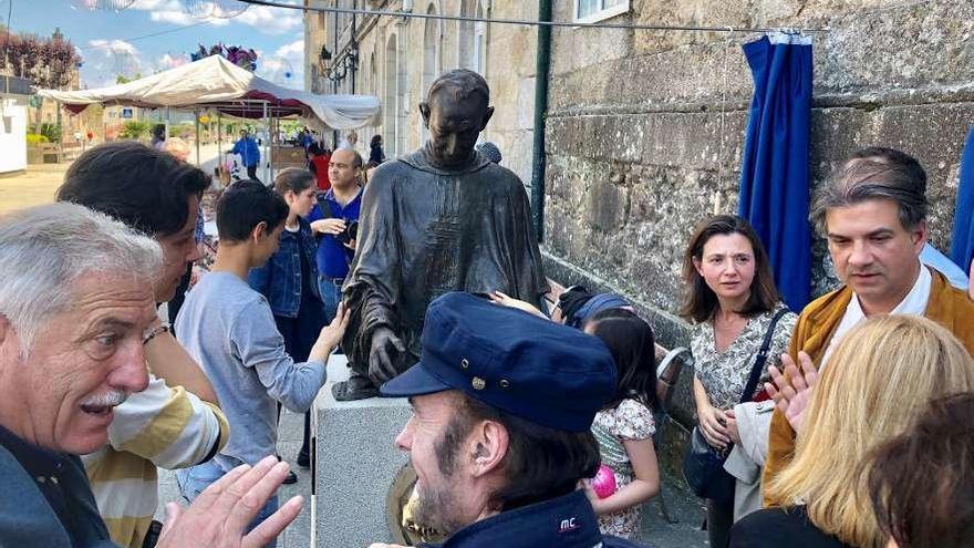 Acto de inauguración de la escultura de Don Ricardo, párroco de Tui fallecido hace dos años. // D.B.M.