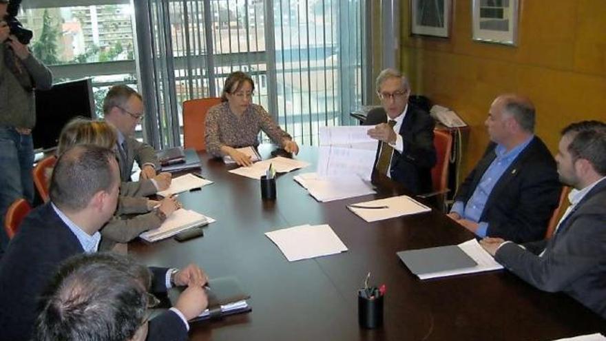 Los representantes de las tres administraciones, ayer, en la reunión ovetense sobre el «plan Agua».