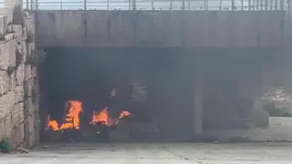 Incendio en los bajos del obelisco Millenium en A Coruña