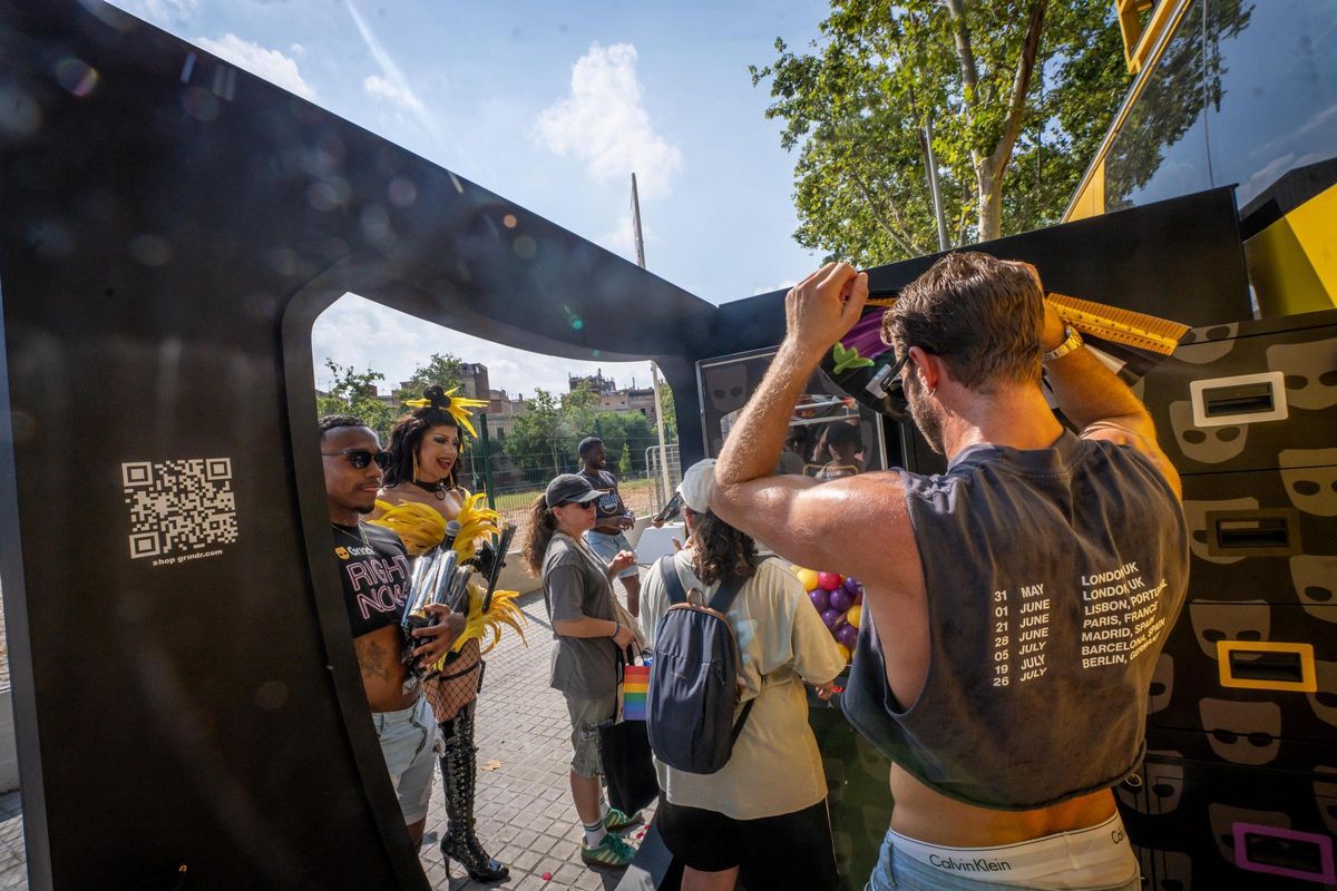 El autobús de Grindr en el Pride de Barcelona