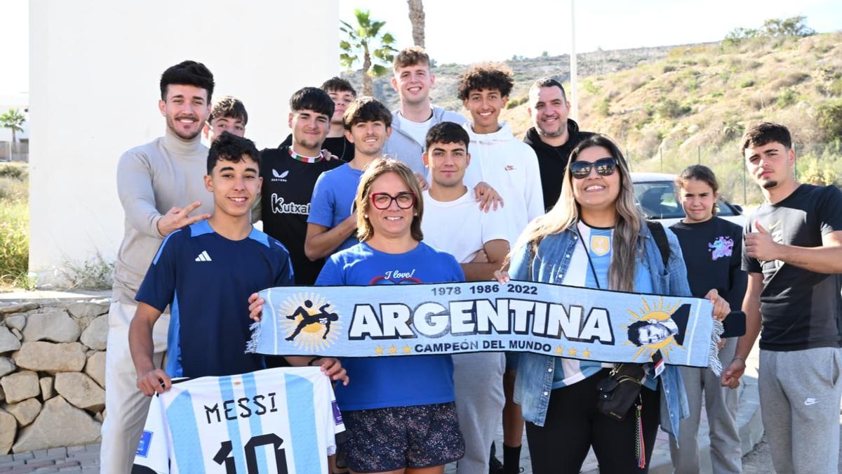Seguidores de Messi y Argentina en Algorfa esperan durante horas para poder ver a sus ídolos