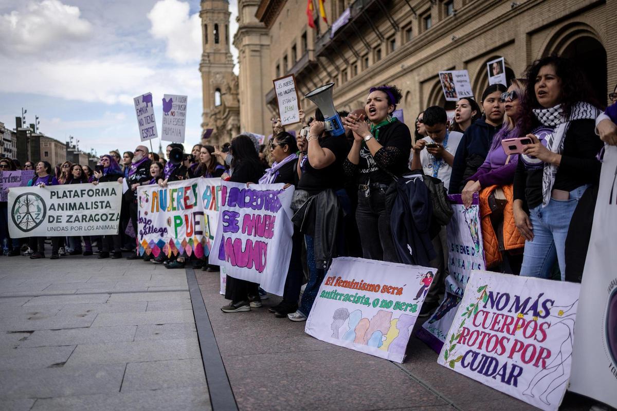 En imágenes | La marea feminista viste de morado el centro de Zaragoza por el 8M