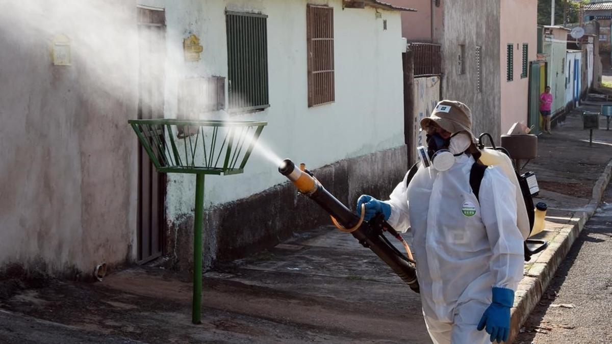 Un empleado fumiga contra el zika en Río.