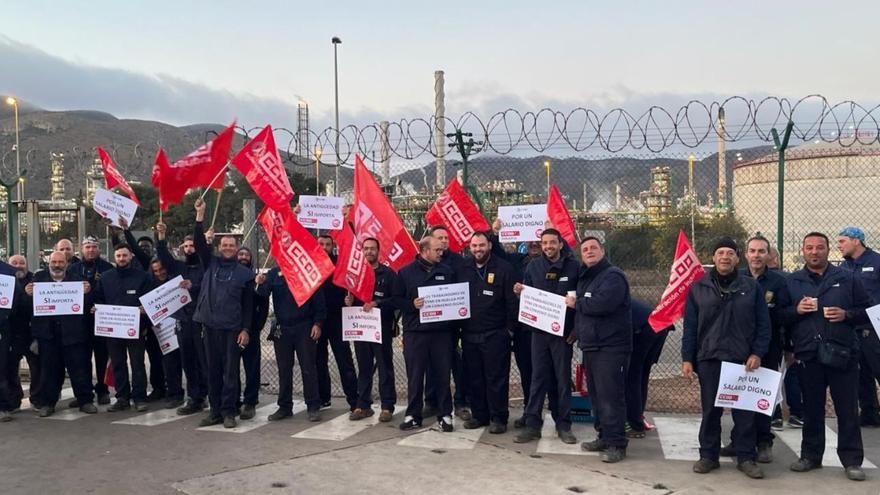 Empleados de la empresa CYMI, durante la huelga indefinida iniciada este jueves en los centros de Repsol y Sabic. | L. O.