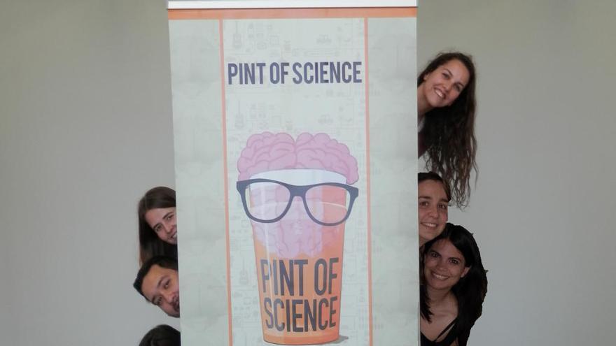 El equipo vigués de Pint of Science. // FdV