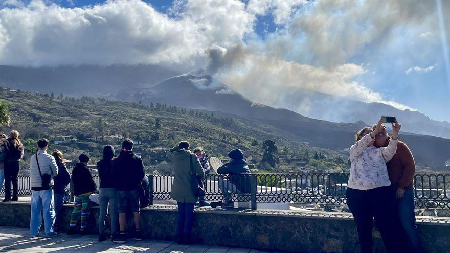 Turistas, ayer al mediodía, en la plaza de Tajuya observando el volcán de Cumbre Vieja. | | LP/DLP