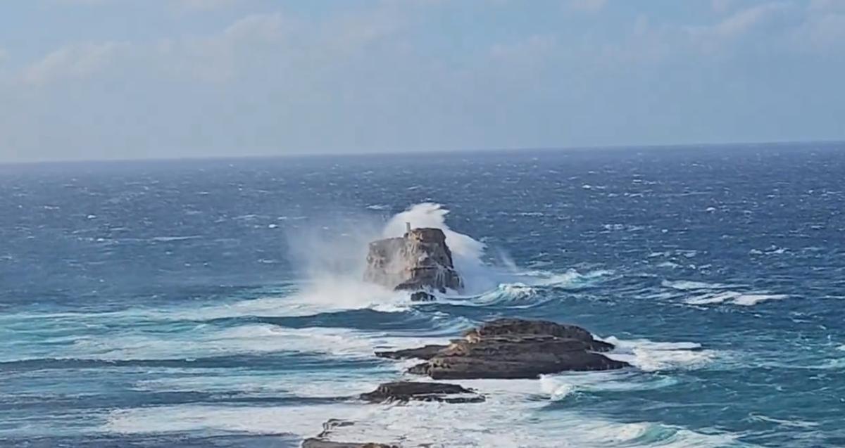 Die Illa del Toro in der Gemeinde Calvià verschwindet kurzzeitig unter den Wellen.