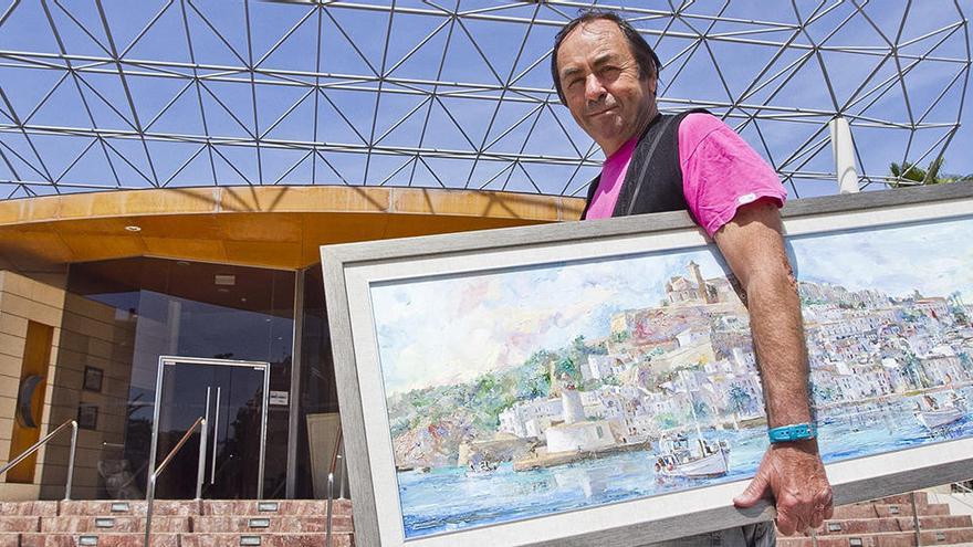 Stafforini pasa por delante del Club Diario con una panorámica de Dalt Vila bajo el brazo, antes de su exposición en la sala en 2014.