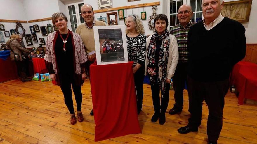 Por la izquierda, Montse Díaz, Belarmino Fernández, Mary Díaz, Patricia Álvarez, Vicente Álvarez y Miguel Ángel Sainz-Pardo, ayer, en la presentación de las fiestas de San Juan de Mata.