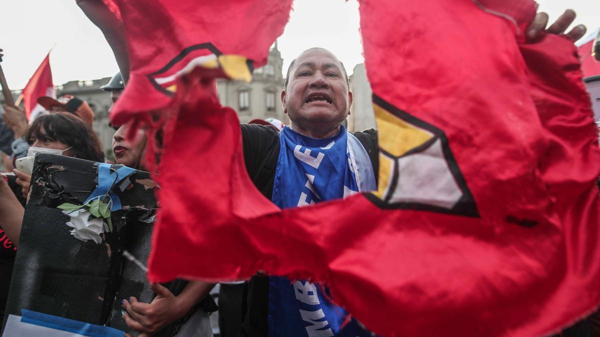 Manifestantes mantienen las protestas contra Castillo en Lima y Trujillo