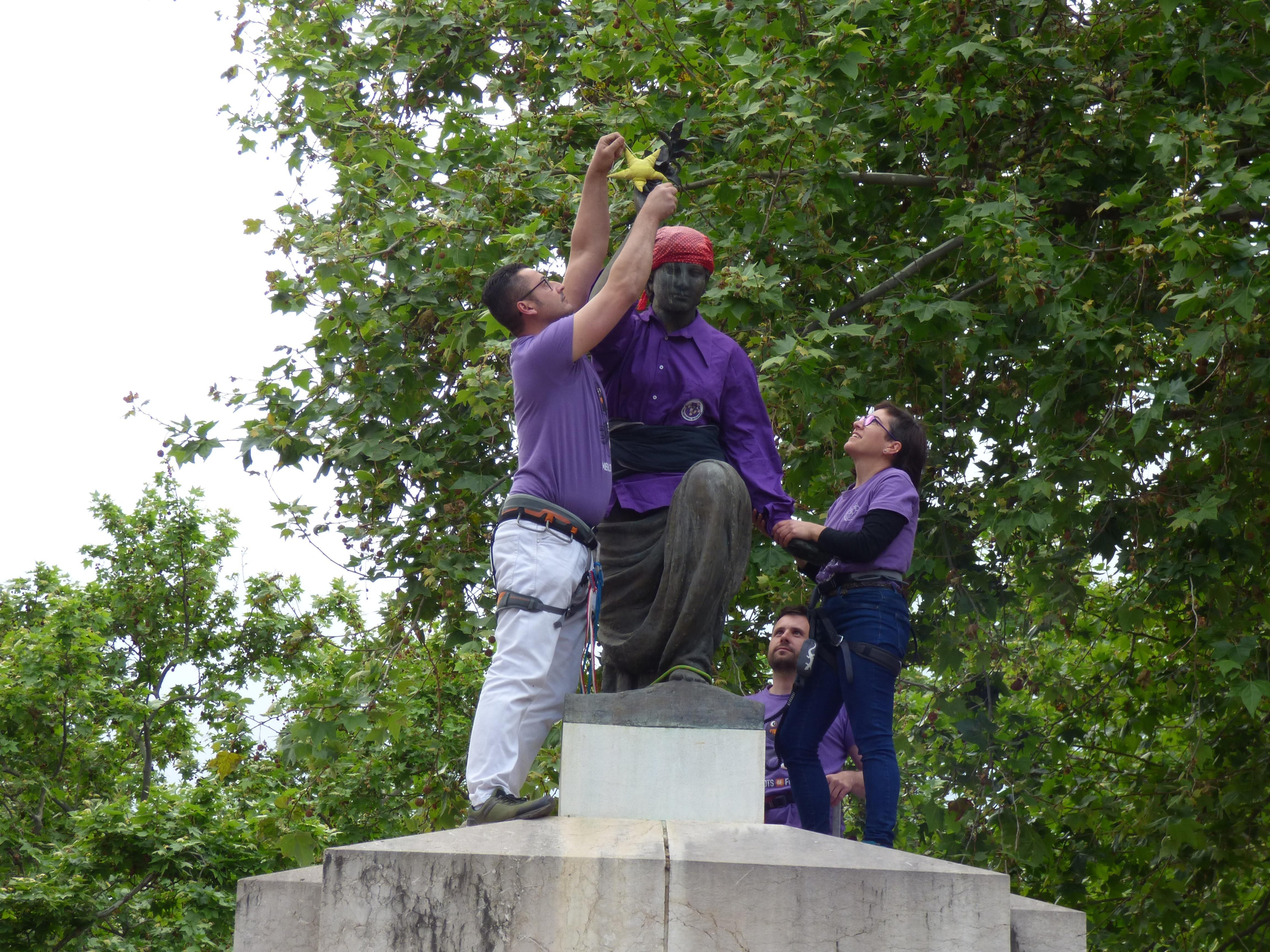 Els castellers de Figueres vesteixen la Monturiola