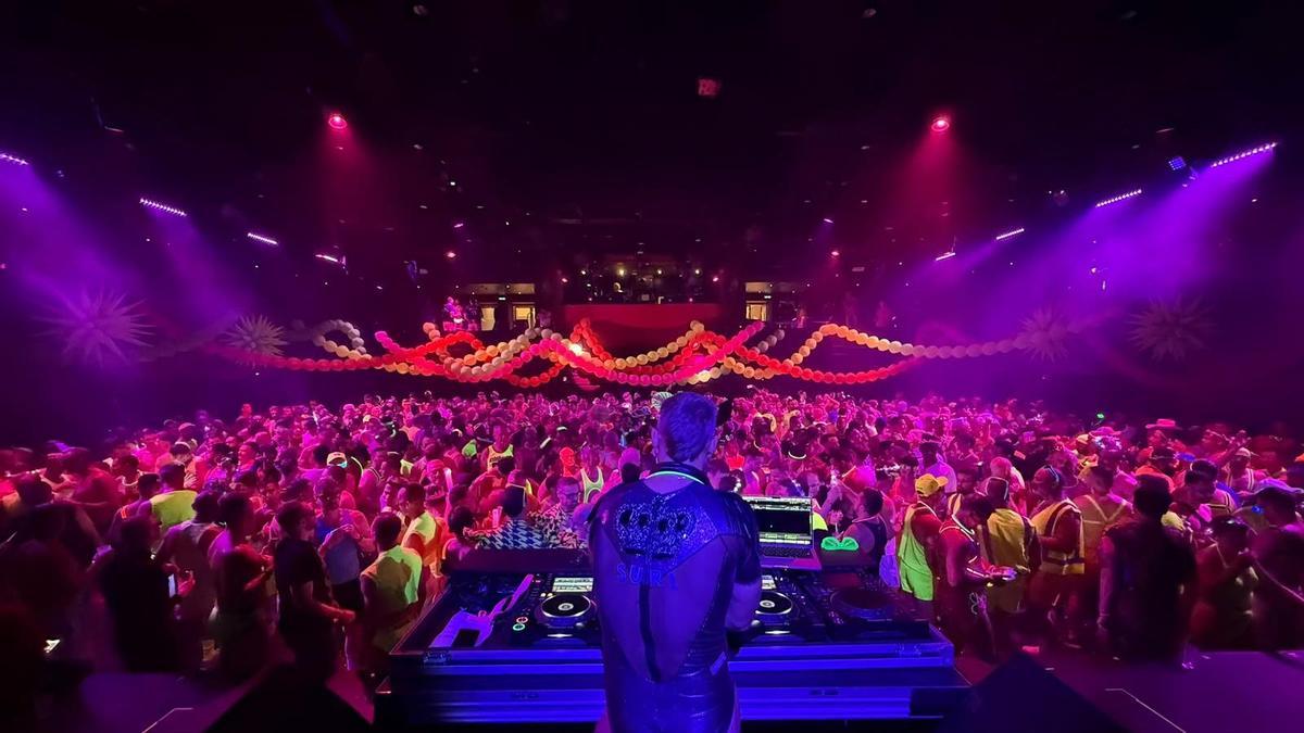 El DJ en una de las sesiones del crucero de la empresa Atlantis