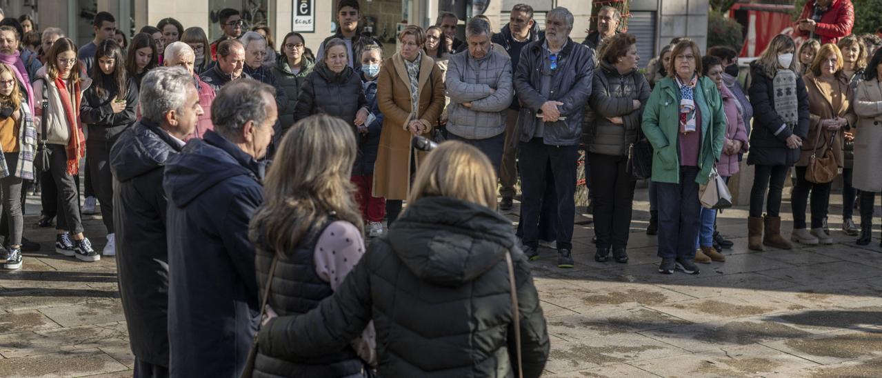 Compañeros, alumnos y vecinos de O Carballiño, en el homenaje a Guadalupe Díaz, este martes.