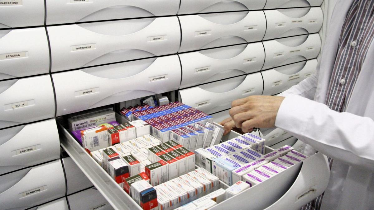 Un farmacéutico dispensa medicamentos.