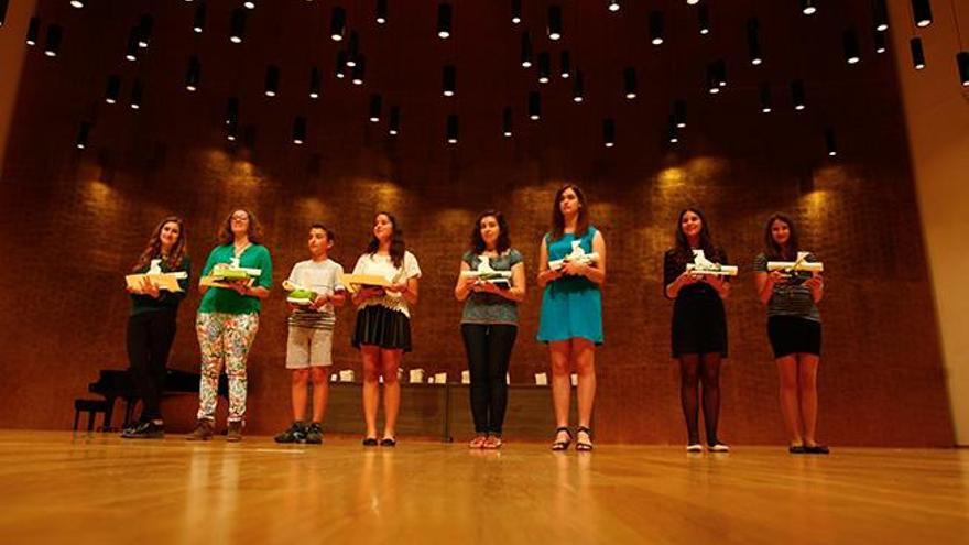 Los alumnos premiados, en su mayoría chicas, ayer en el Auditorio de la Diputación de Alicante.