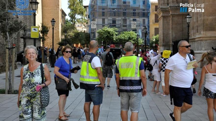 Die Polizei patrouilliert in der Fußgängerzone von Palma de Mallorca.