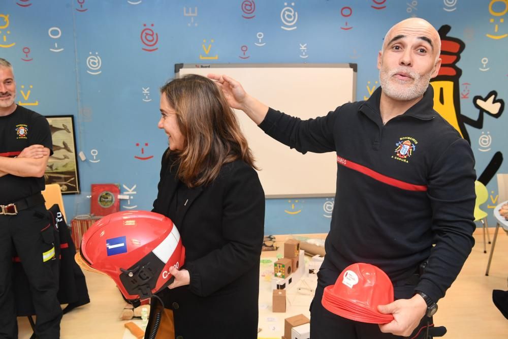 Los bomberos donan una camilla a los niños del Materno Infantil