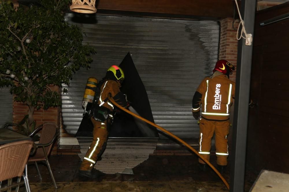 Los bomberos de Torrevieja y Almoradí han podido sofocar las llamas en el incendio de una pizzería en Torrevieja