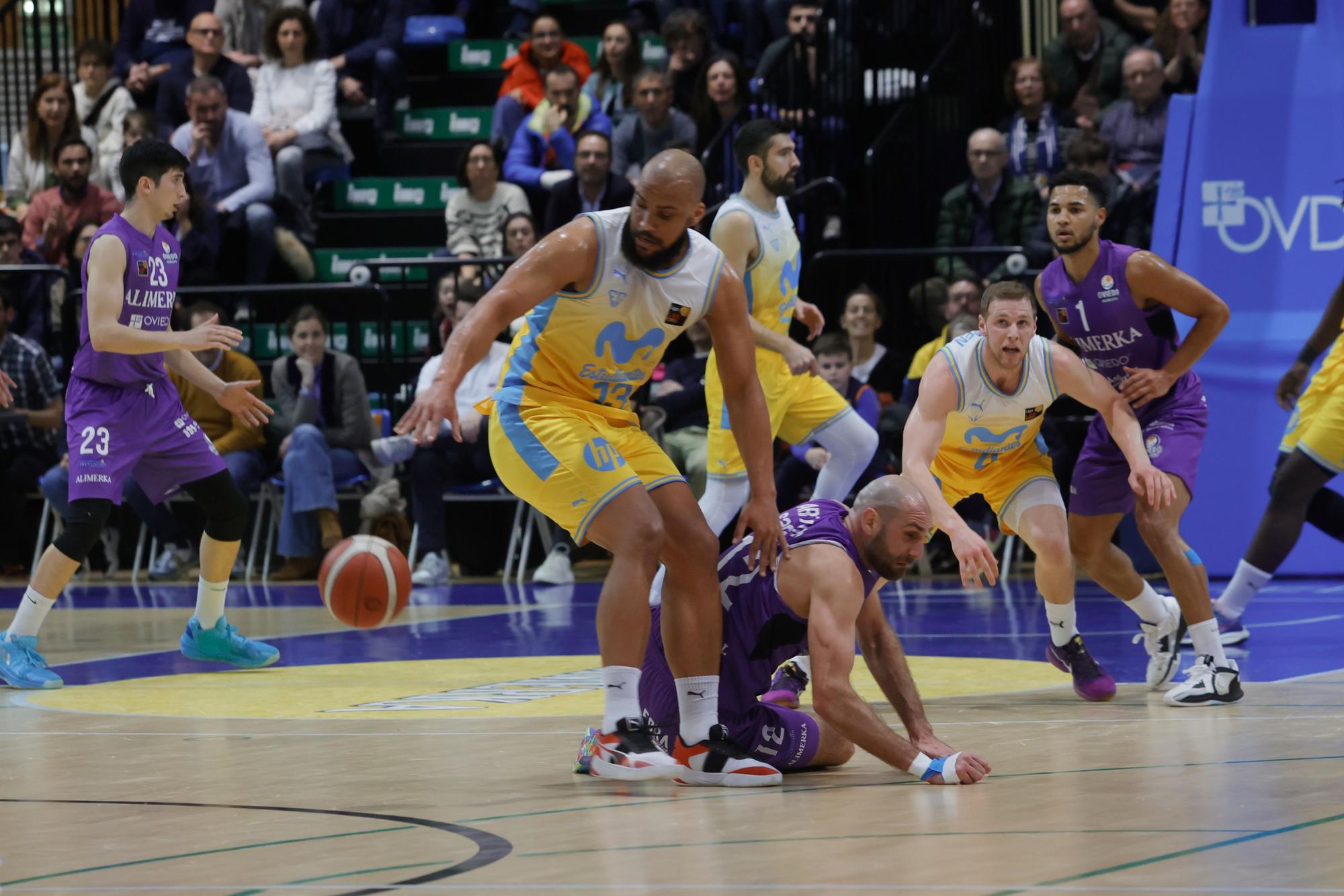 Día histórico en Pumarín: el Alimerka Oviedo gana (68-66) al Estudiantes y da un paso hacia la permanencia