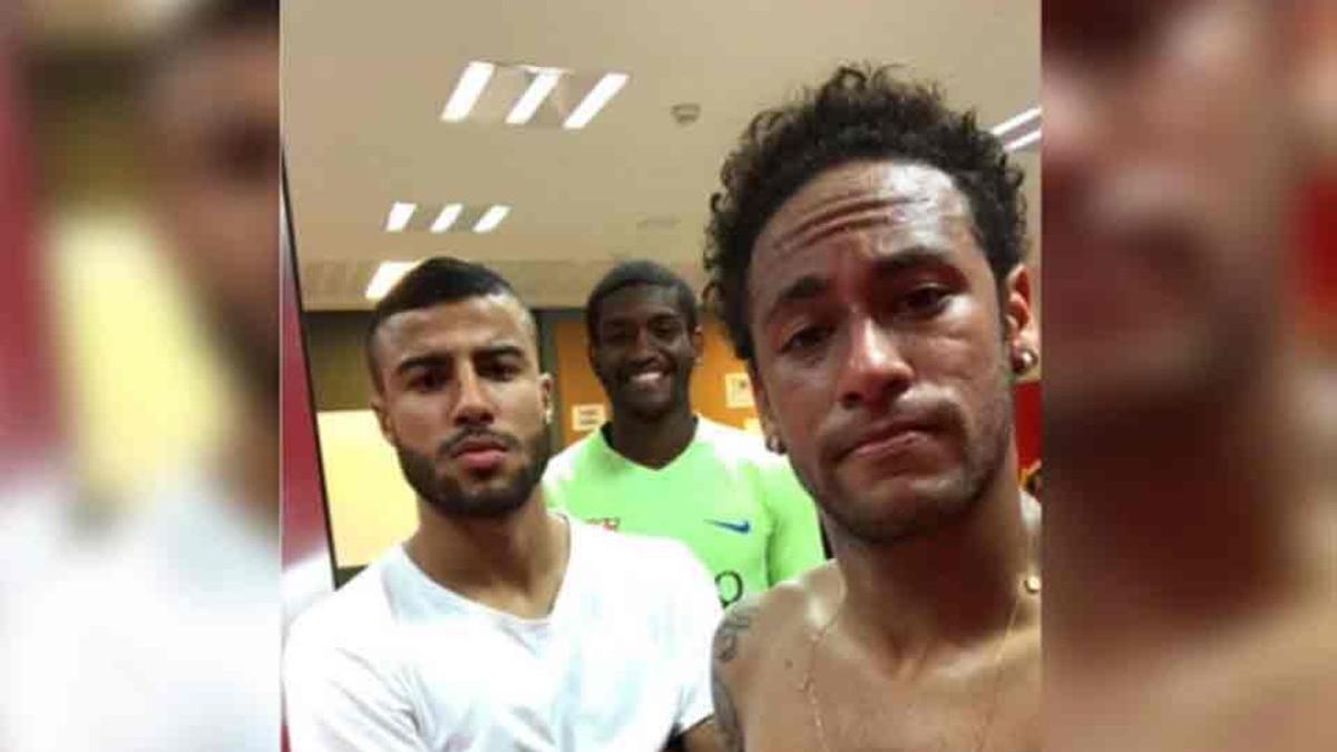 Rafinha, Neymar y Marlon, en el vestuario