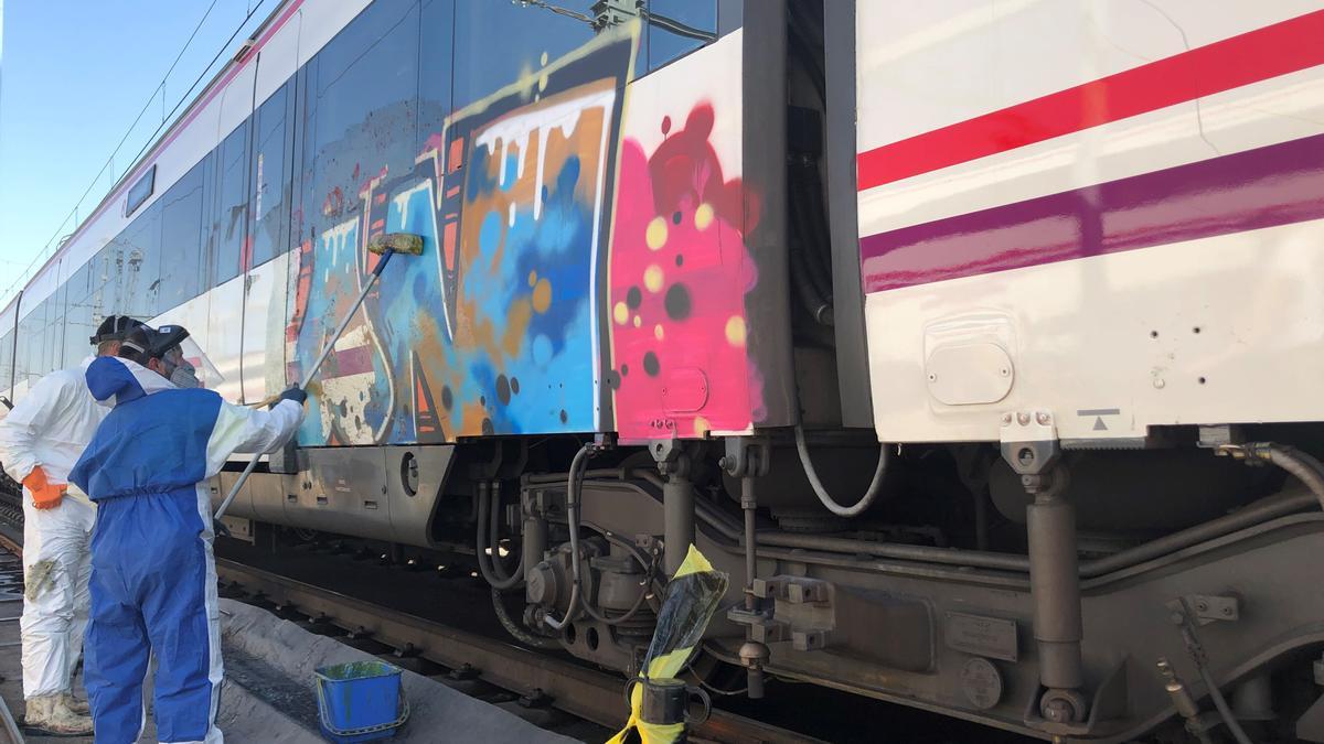 Grafitis en un tren de Renfe