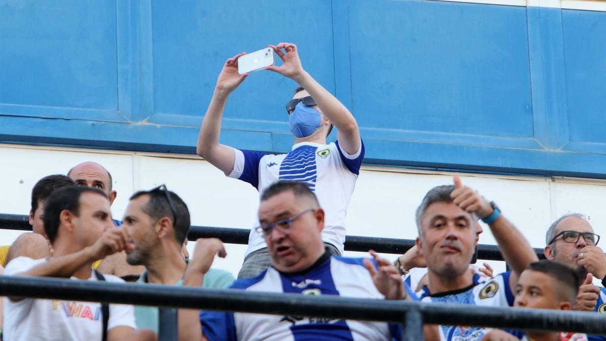 Aficionados del Hércules, en la grada del Rico Pérez en el estreno liguero del equipo esta temporada como local.