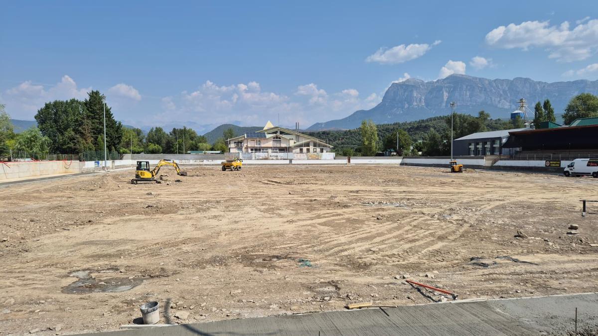 Varias máquinas trabajan en las obras del campo del Deportivo Sobrarbe