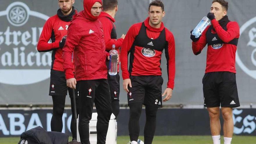 Los jugadores del Celta se toman un descanso durante el entrenamiento de ayer en A Madroa. // Alba Villar