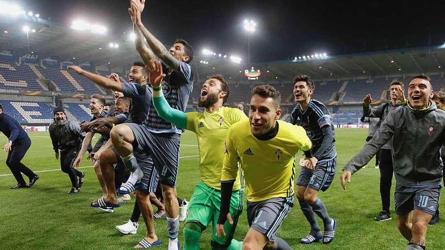 Los jugadores del Celta corren hacia la grada de la afición visitante para celebrar con los hicnchas celestes desplazados a Genk su histórico pase a semifinales.