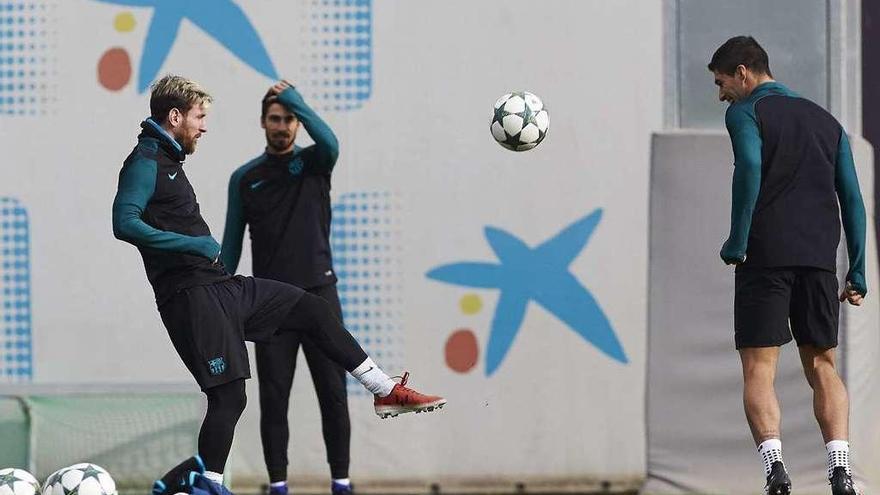 Messi y Luis Suárez, durante el entrenamiento de ayer del FC Barcelona. // Alejandro García