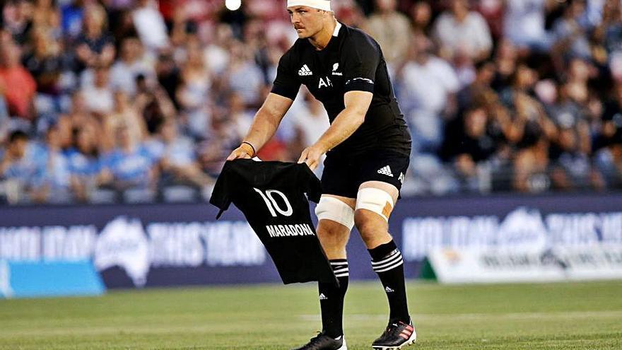 Sam Cane, de los All Blacks, rinde homenaje Maradona. | Efe