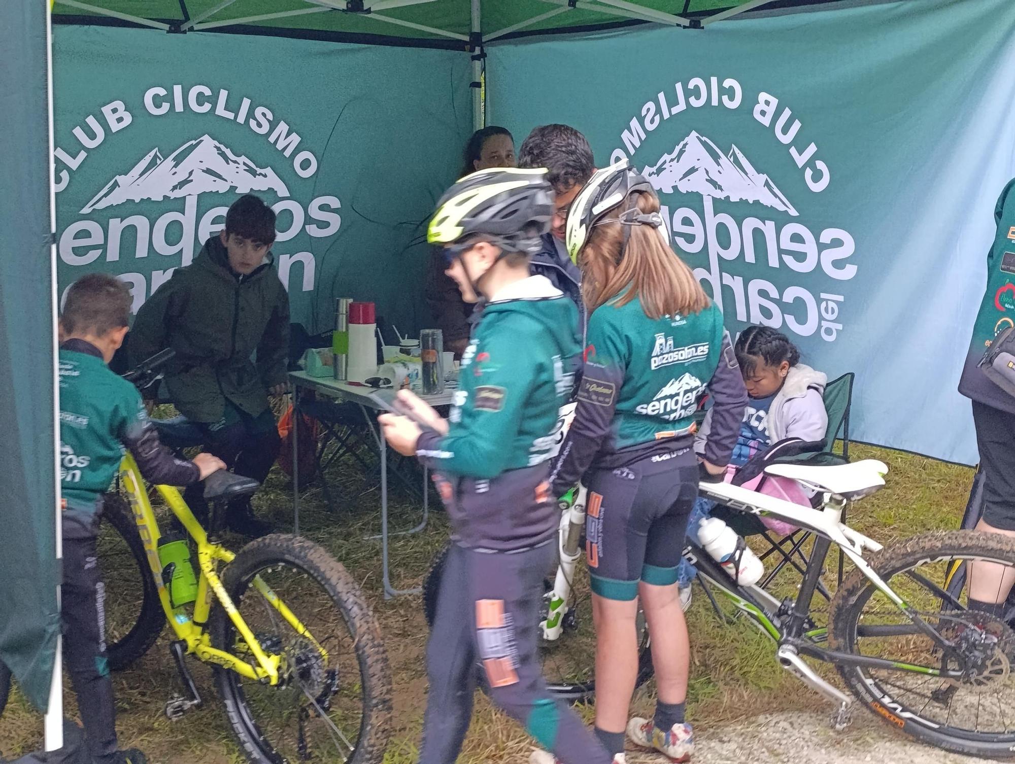 Las jóvenes promesas del ciclismo pedalean en Santa Marina, Siero