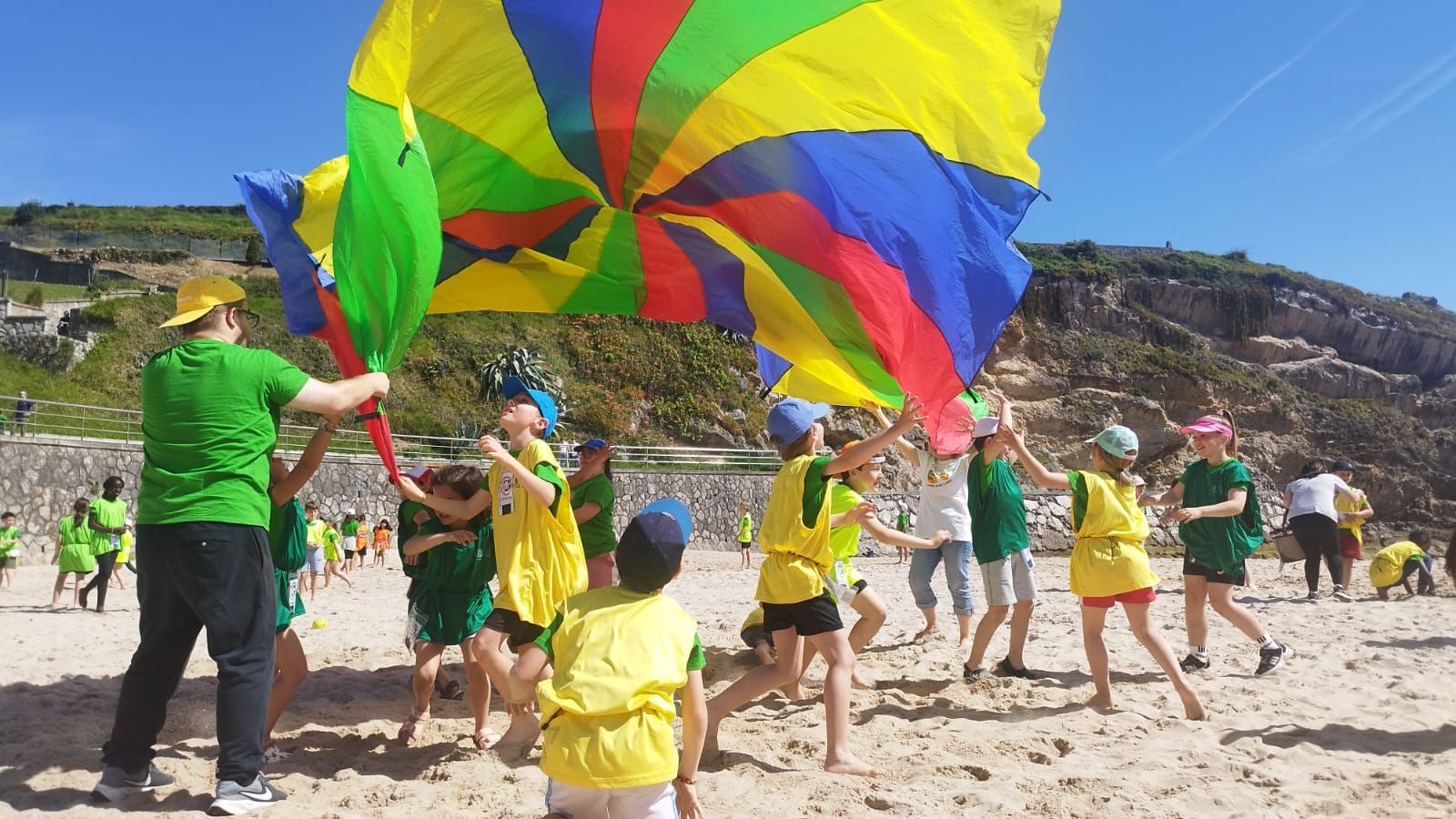 Día de juegos y playa. Más de 300 escolates de Llanes se reúnen en El Sablón por sus VI "Olimplayas"