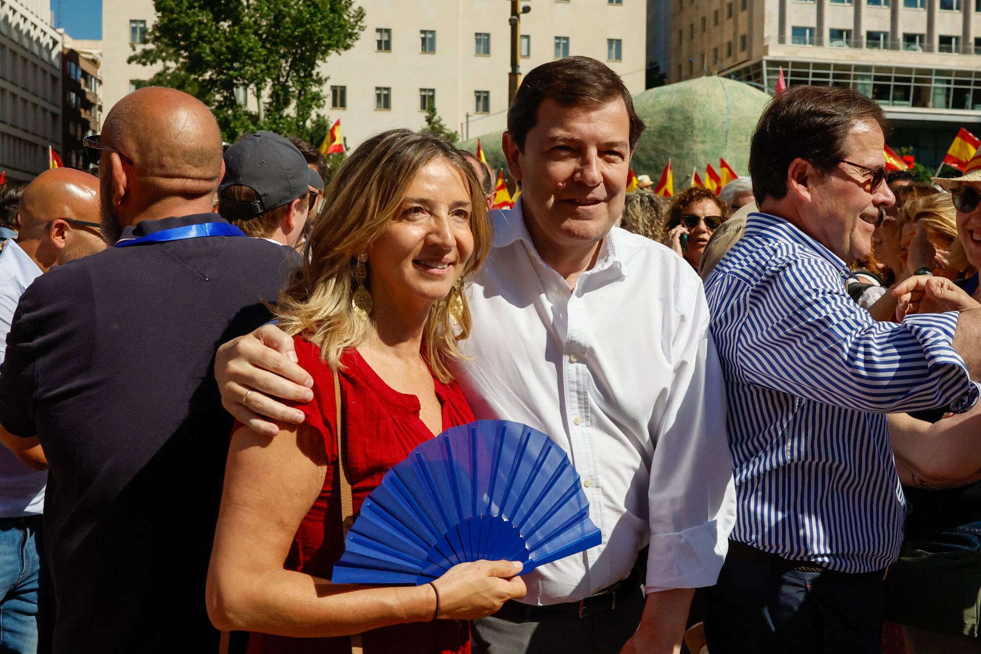 MADRID (ESPAÑA), 08/06/2025.- La portavoz del PP en el Senado, Alicia García Rodríguez (i) y el presidente de Castilla y León, Alfonso Fernández Mañueco (d) participan en la manifestación convocada por el Partido Popular contra el Gobierno bajo el lema 'Democracia o mafia' este domingo en Plaza España de Madrid. EFE/ Javier Lizón
