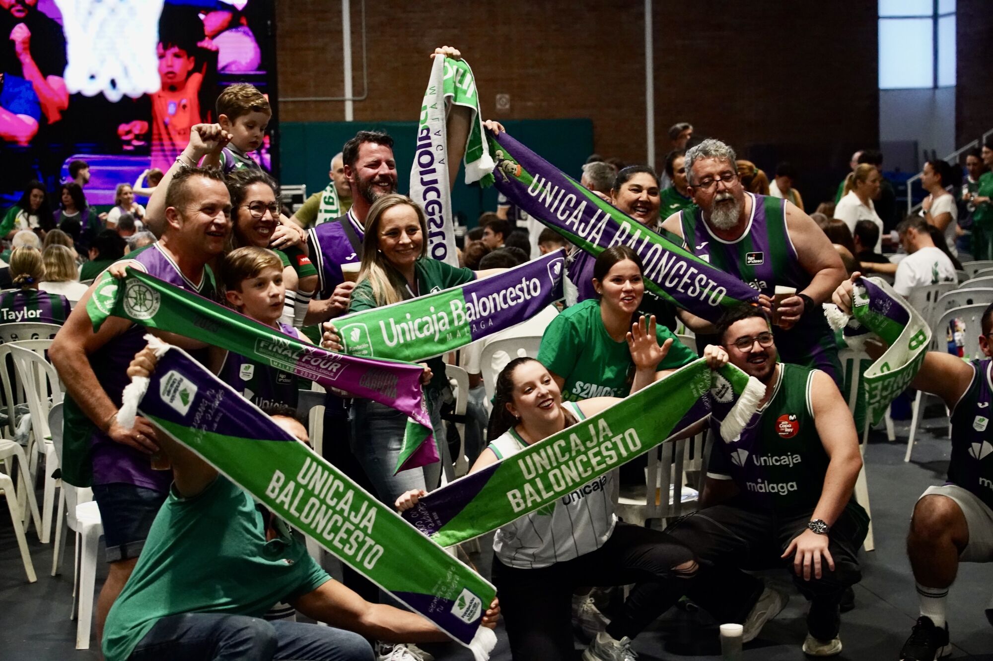 Aficionados del Unicaja CB disfrutan de la Final Four en el pabellón de Los Guindos