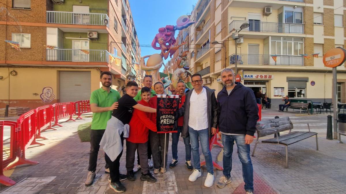 La falla Cervantes recoge el primer premio de manos del presidente, José F. Cabanes.
