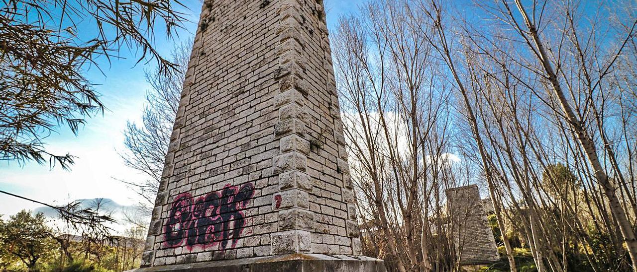 Pilastras del antiguo Pont de Ferro de Muro, por el que discurría el tren hacia Gandia.