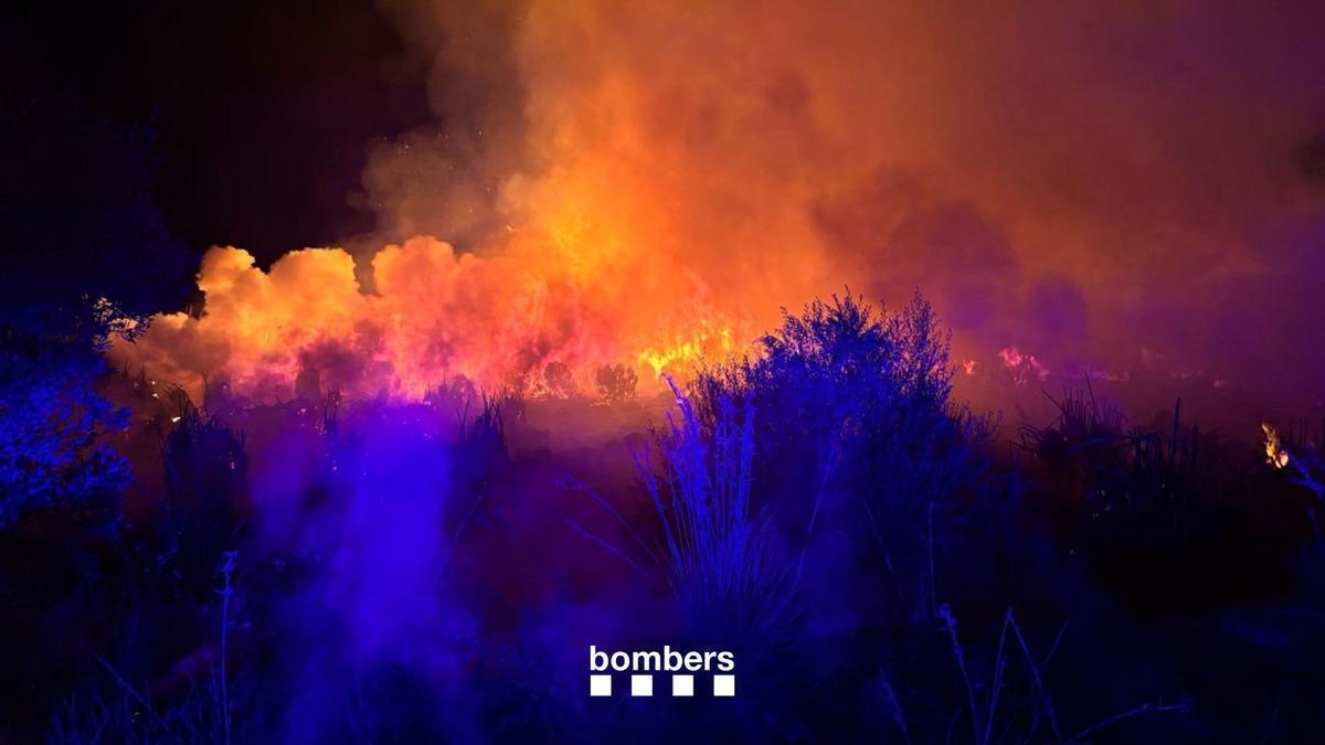 Un incendio deja sin luz durante dos horas a casi 4.000 vecinos de cuatro localidades de Barcelona