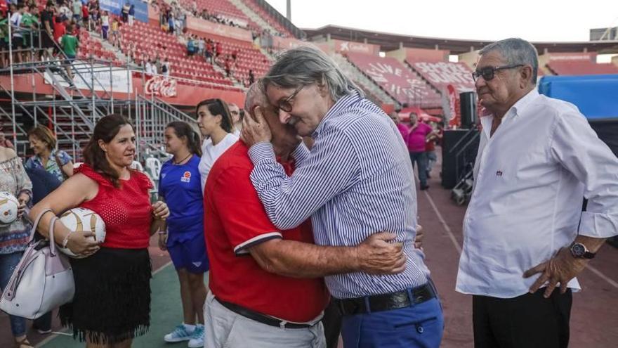 Monti Galmés se abraza a Toni Tatxa, ayer en la XI Fiesta de Campeones de fútbol base.