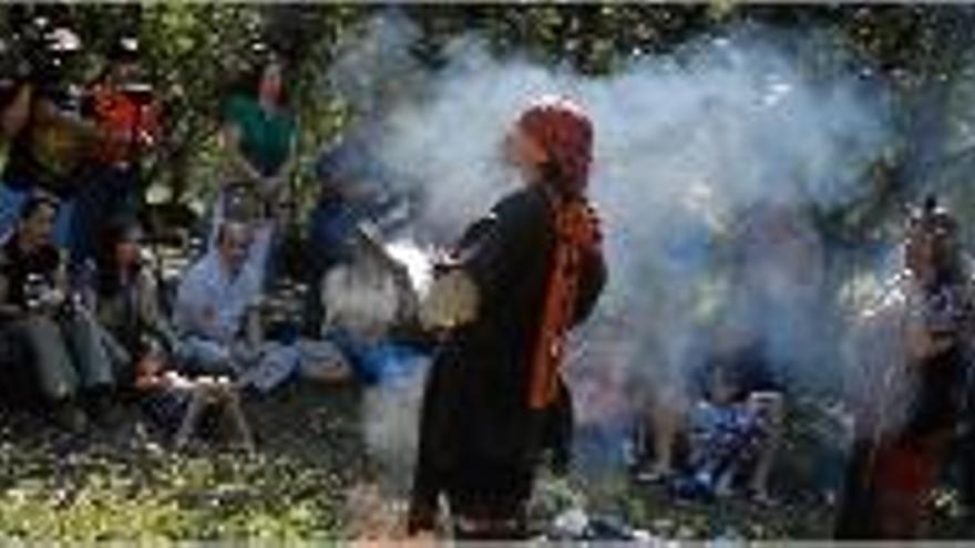 Els turistes visiten xamans que fan cerimònines tradicionals espirituals