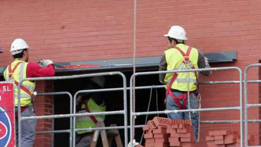 Operarios en un edificio en obras en Elche.