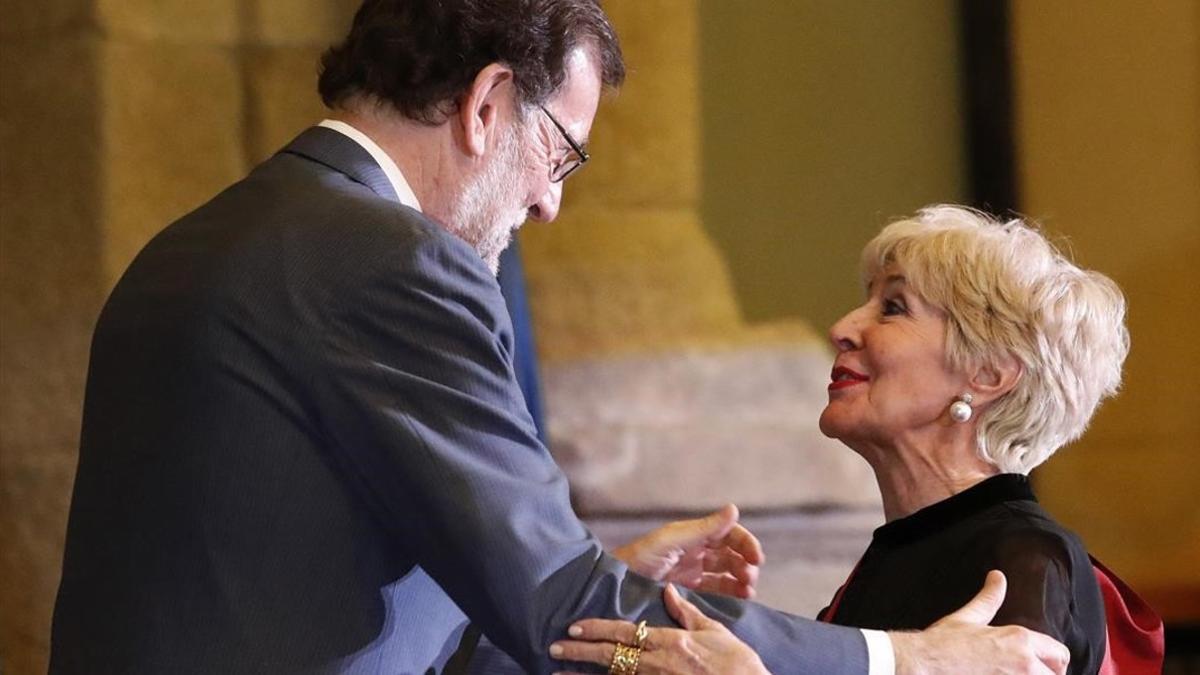 Concha Velasco recibe la Gran Cruz de Alfonso X el Sabio de manos de Mariano Rajoy.