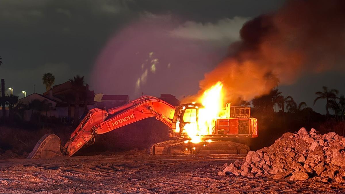 Una de las excavadoras ardiendo.