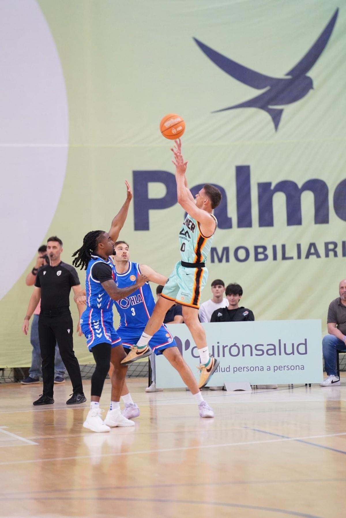 Atencia realiza un tiro a canasta en el duelo ante el Alicante.