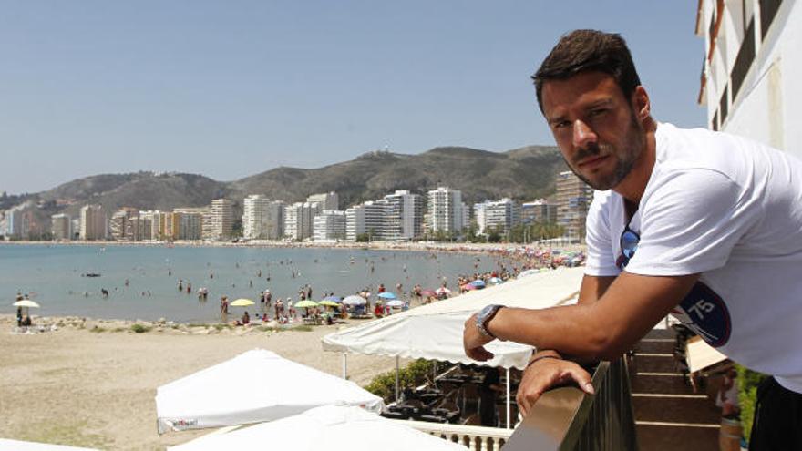 Juan Bernat posando en Cullera.