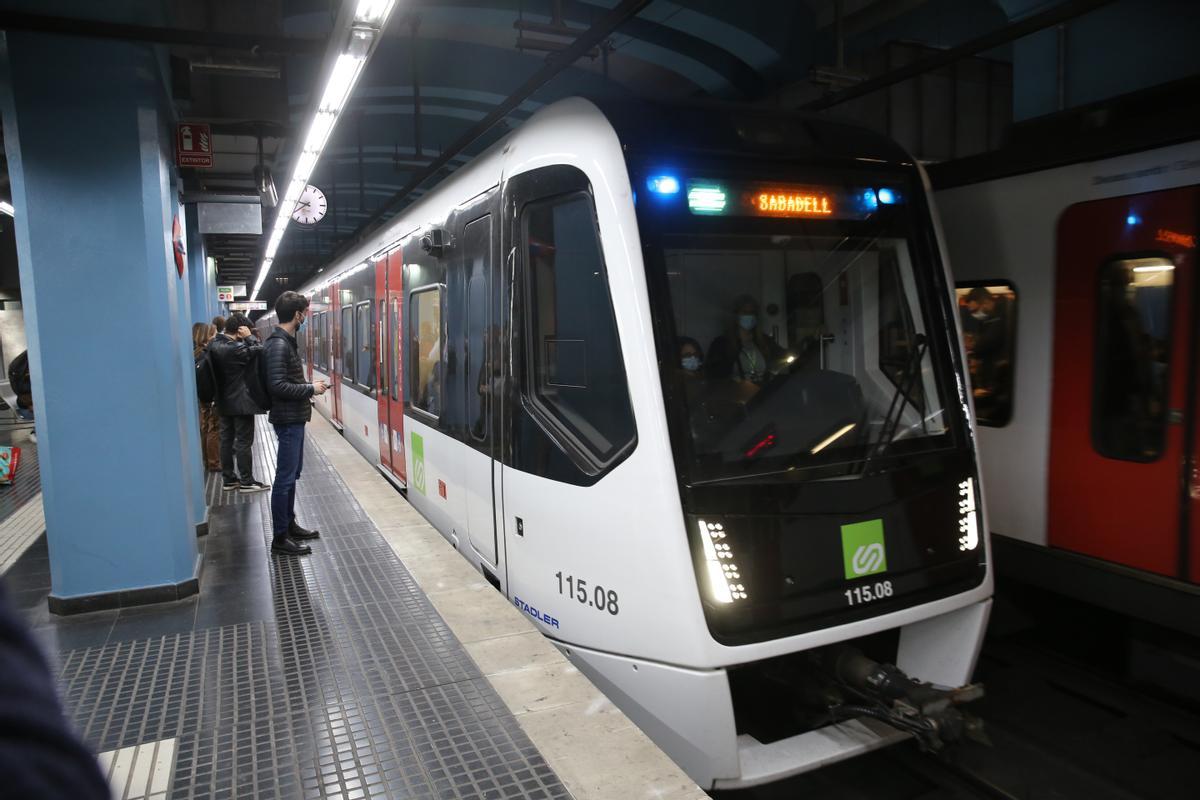 Uno de los nuevos trenes adquiridos por Ferrocarrils, en la parada de Gràcia, el pasado 24 de novienbre