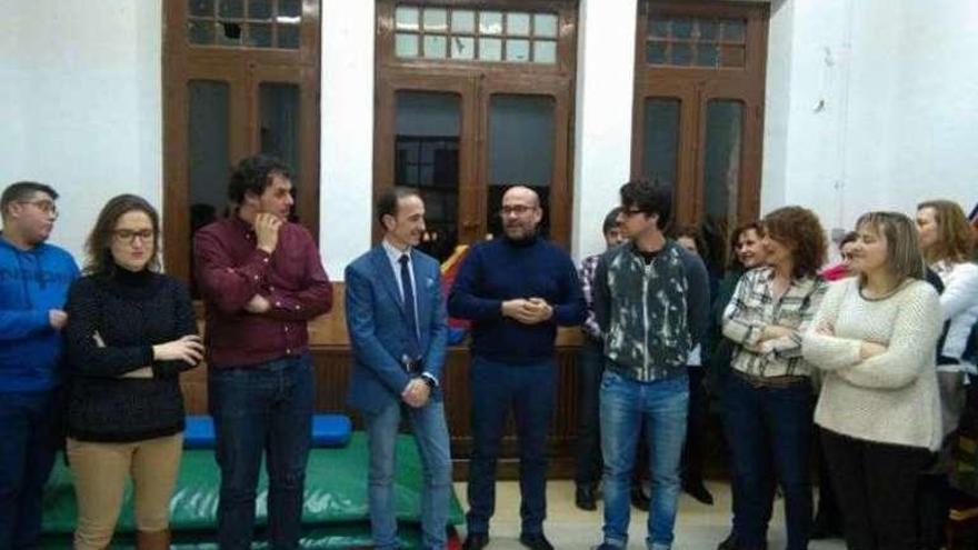 Autoridades y responsables de la Escuela, en su inauguración.