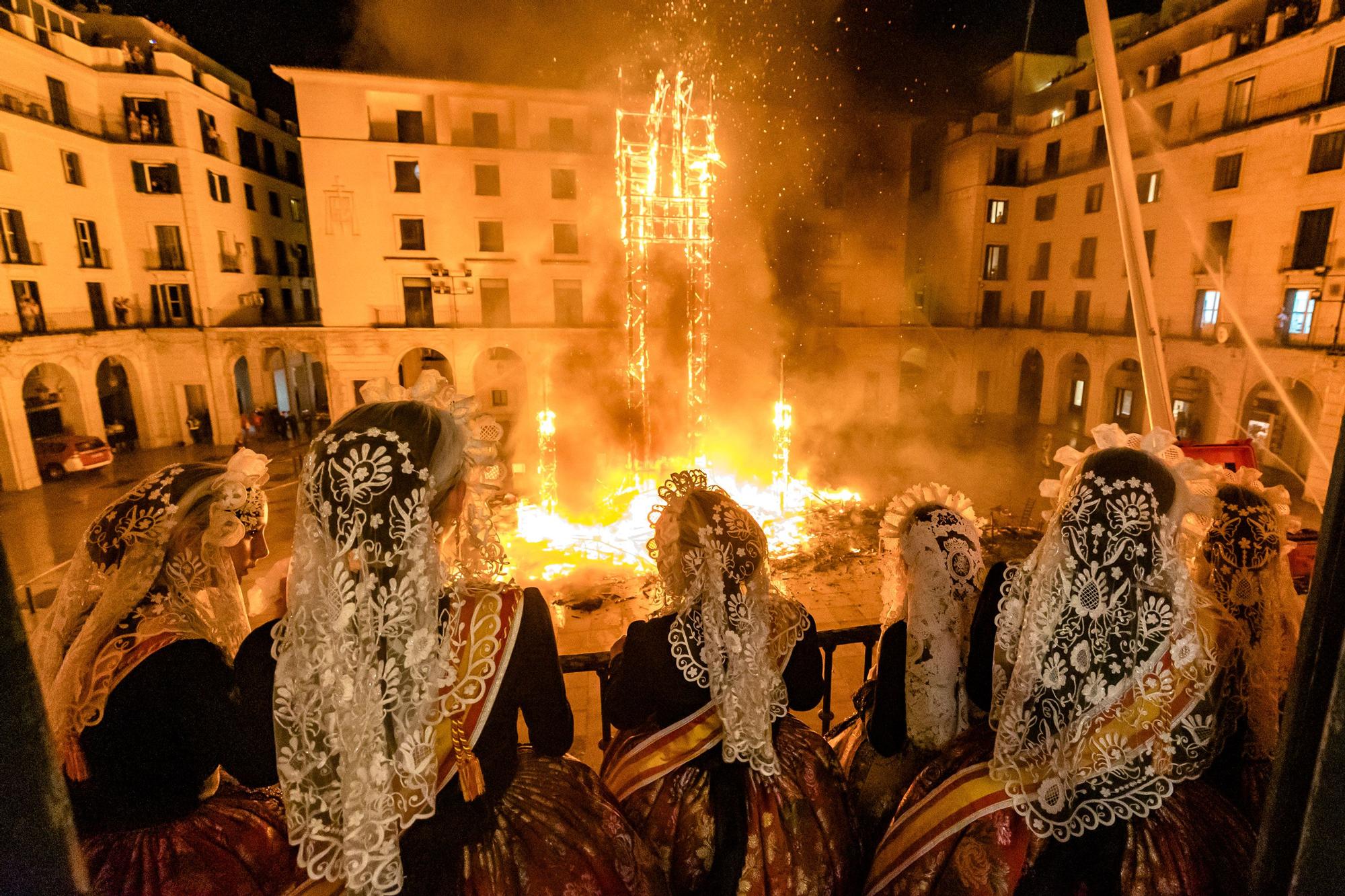 Así ha sido la cremà el monumento Oficial y las Hogueras 2022