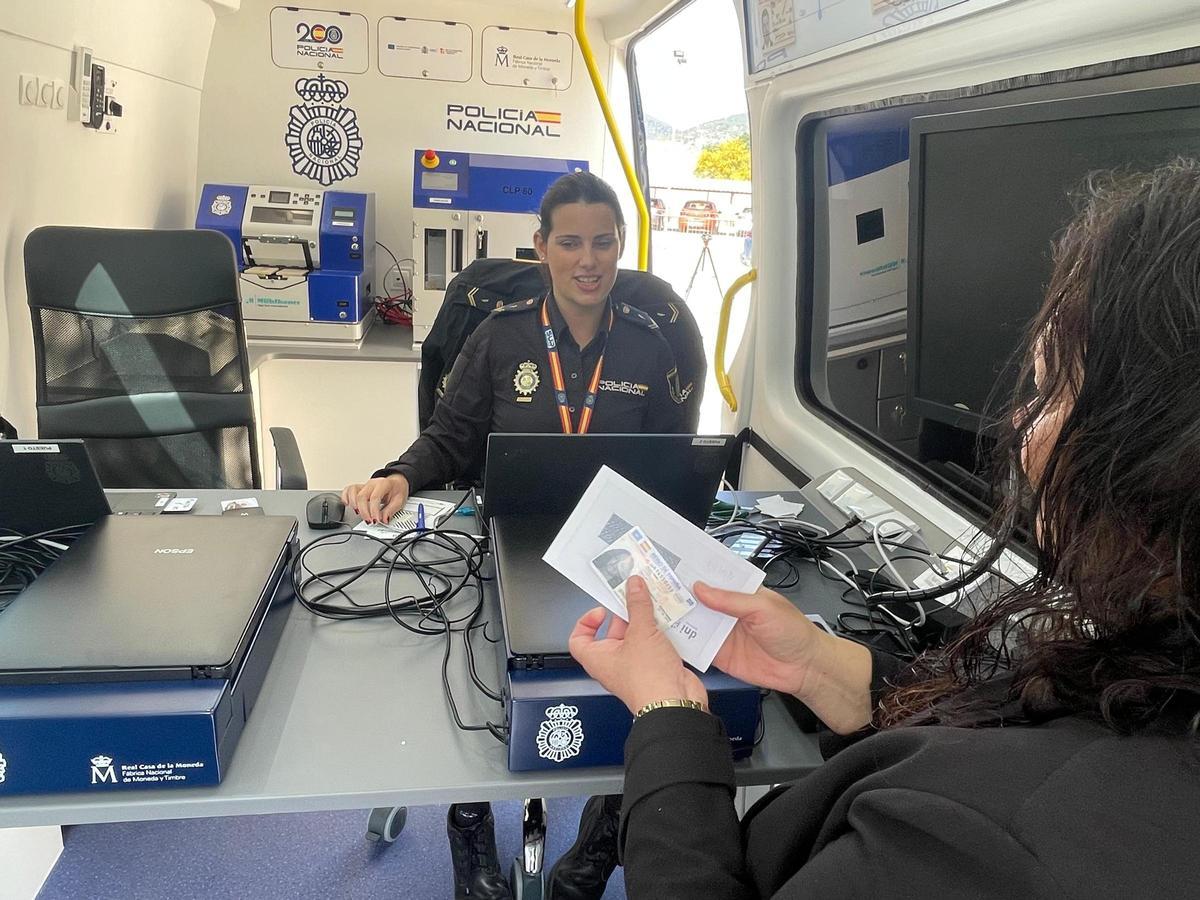 Furgón policial de renovación de documentos en Ibiza