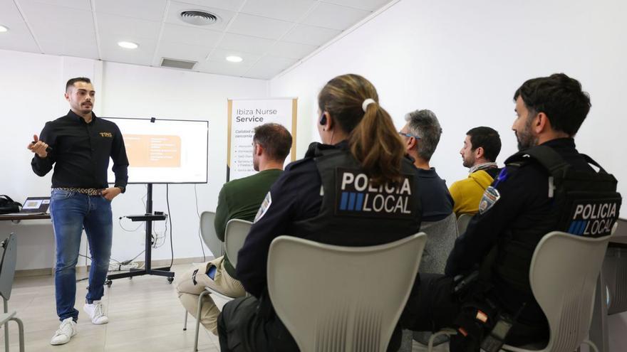 Daniel Ausín imparte el curso a los policías locales. | TONI ESCOBAR